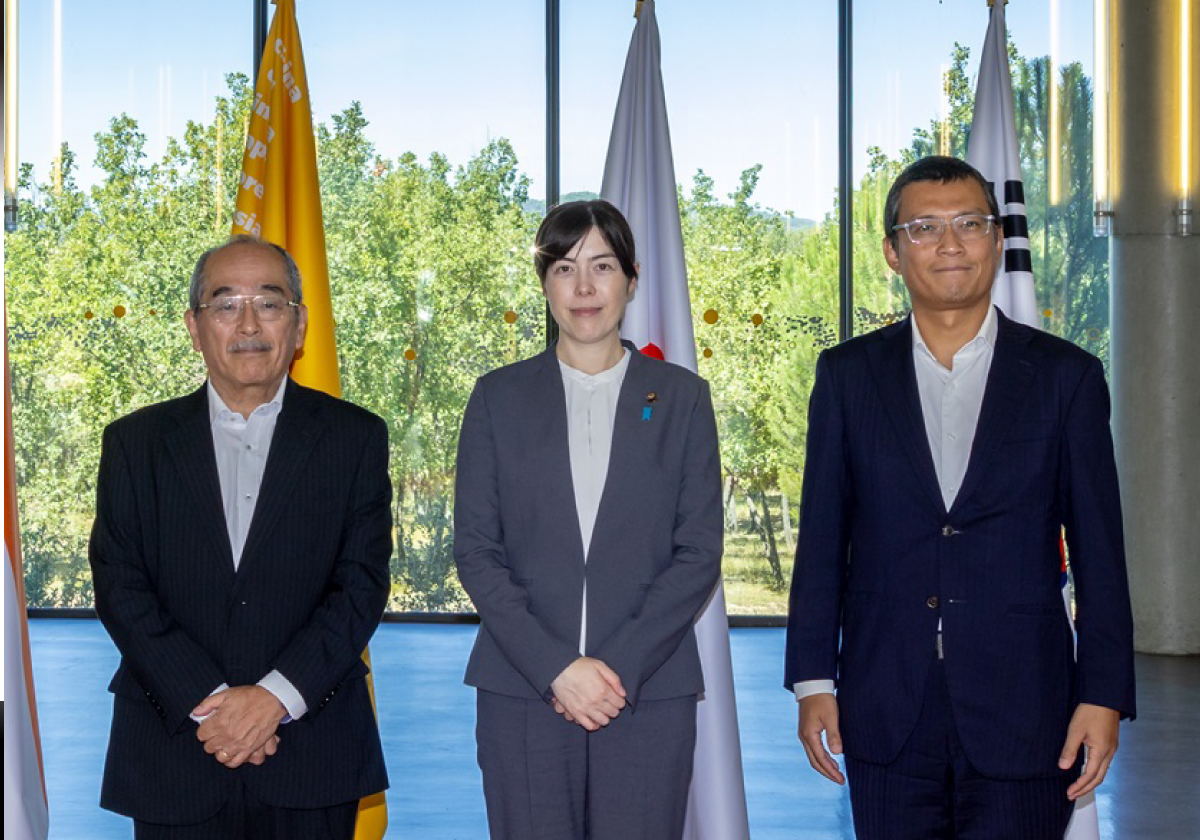 小野田科学技術政策担当大臣、ITERの建設現場を視察