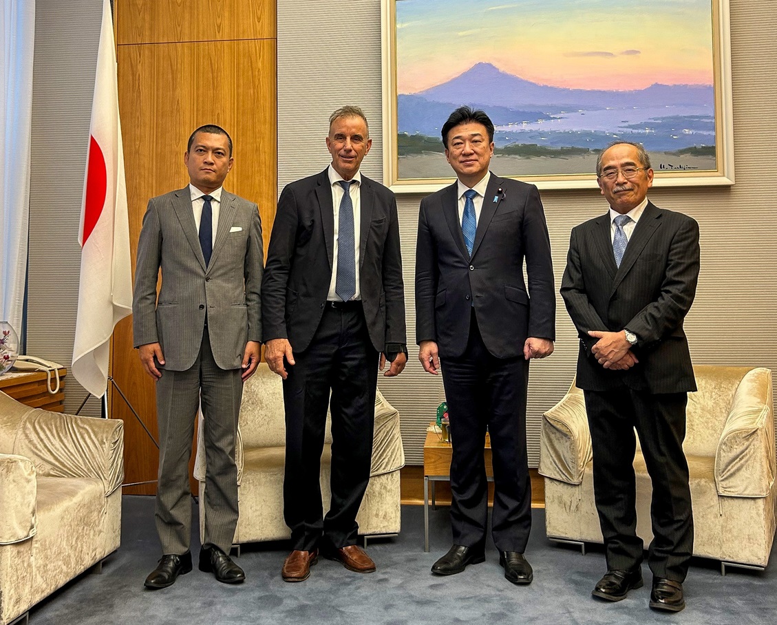 木原稔内閣官房長官の出迎えを受けるITER機構の代表団