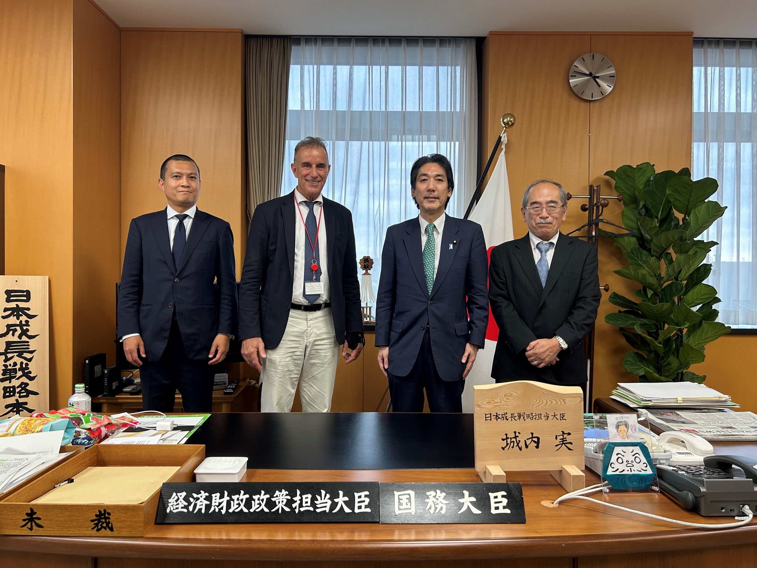 城内実内閣府特命担当大臣を表敬訪問したITER機構の代表団。