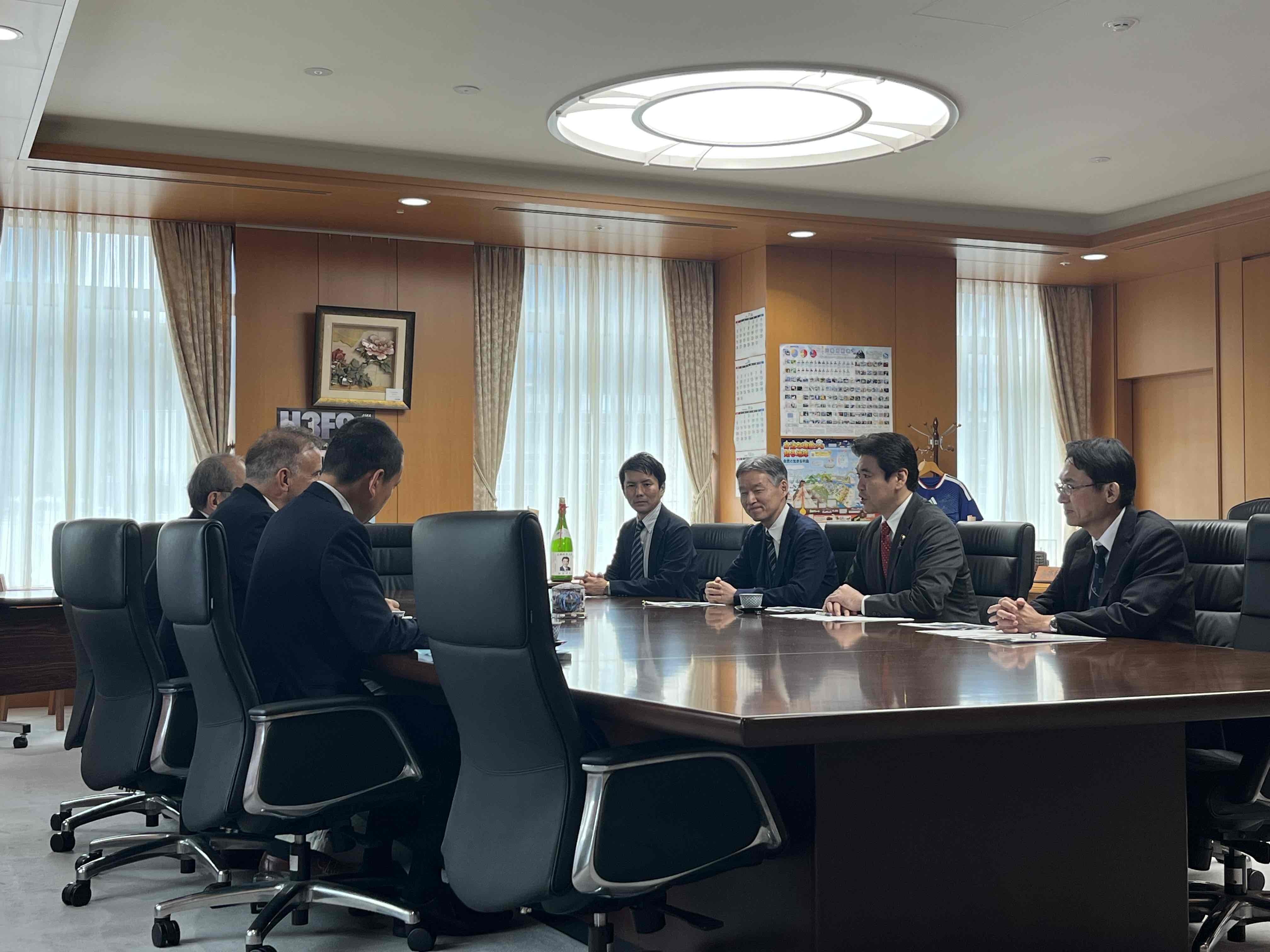 松本洋平文部科学大臣と活発に意見を交わすITER機構の代表団。右から2人目が松本大臣。